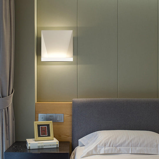 Minimalist Geometric Metal Led Wall Sconce In Warm/White Lighting For Bedroom
