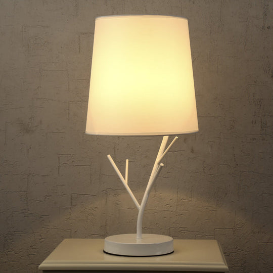 Modernist Coral Lounge Table Lamp With Barrel Fabric Shade In Black/White White