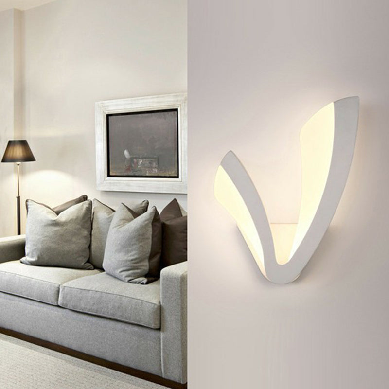 Sleek Led Wall Sconce In White - Perfect For Bedside Mounting