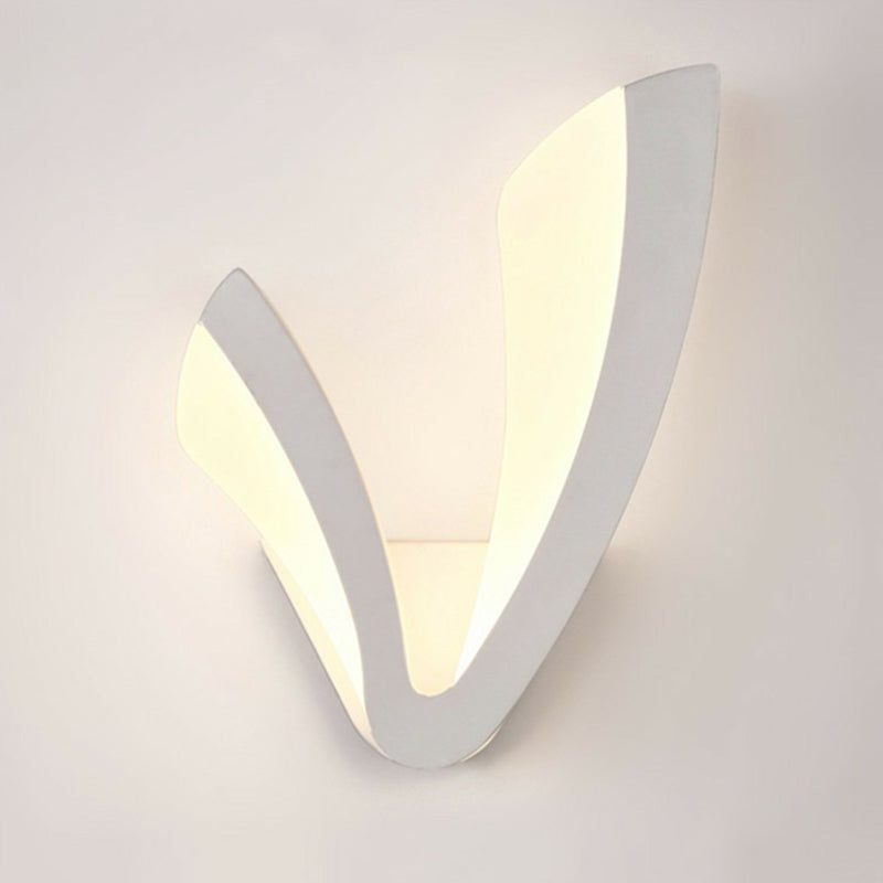 Sleek Led Wall Sconce In White - Perfect For Bedside Mounting / Warm