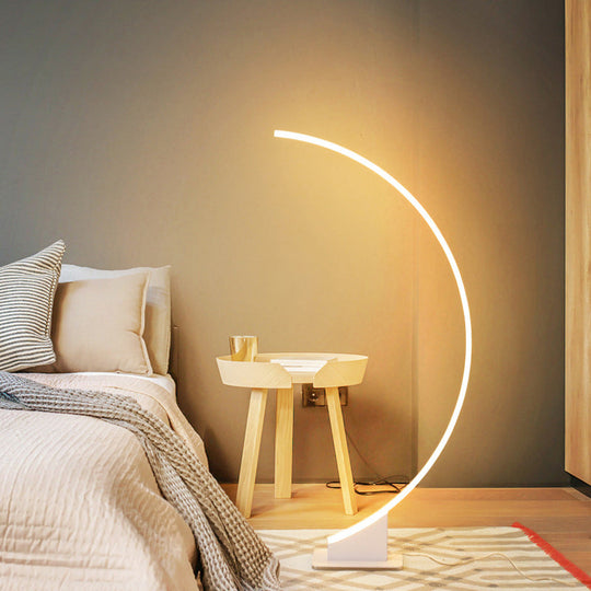 Arched Shape Led Floor Lamp In White For A Simplistic Metallic Living Room Look / Warm
