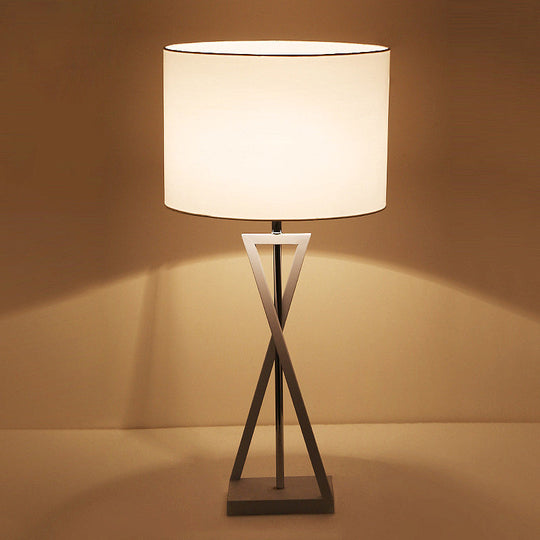 Black/White Drum Desk Lamp - Traditional Fabric 1-Light Bedroom Reading Light White
