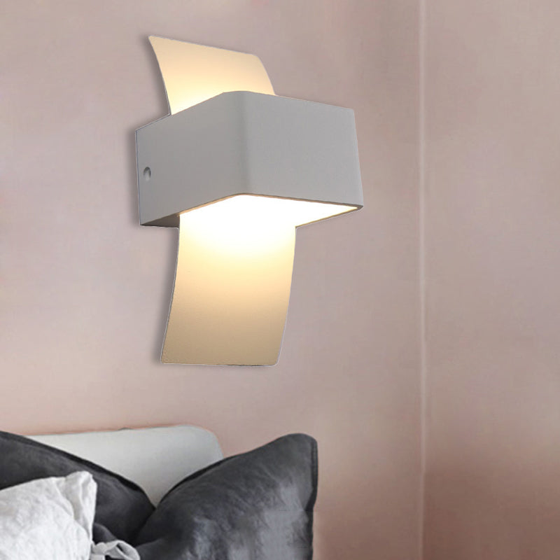 Sleek Curved Metal Wall Mount Led Sconce Light In Warm/White - Modern Lighting Solution