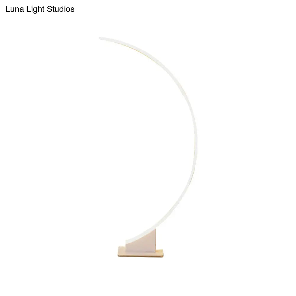 Arched Shape Led Floor Lamp In White For A Simplistic Metallic Living Room Look