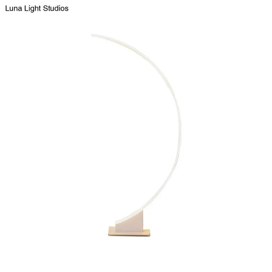 Arched Shape Led Floor Lamp In White For A Simplistic Metallic Living Room Look