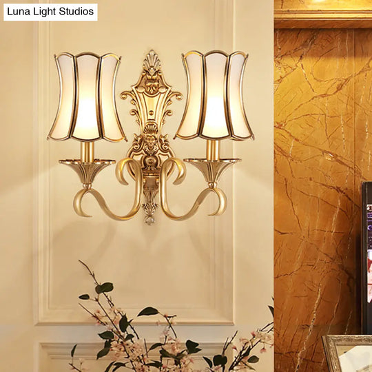 Brass Curved Wall Sconce With Traditional Style - Perfect For Living Room Lighting