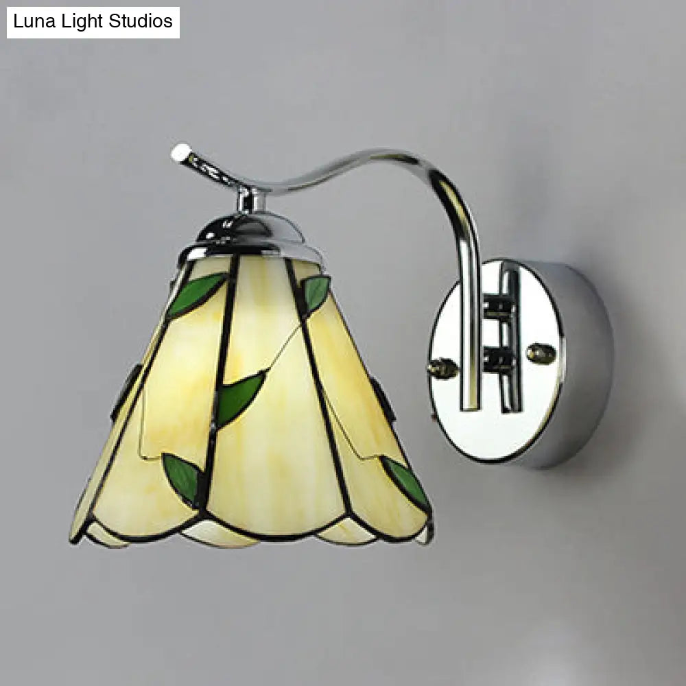 Country Stained Glass Wall Lamp: Scalloped Edged 1 Light White/Beige Bedside Fixture