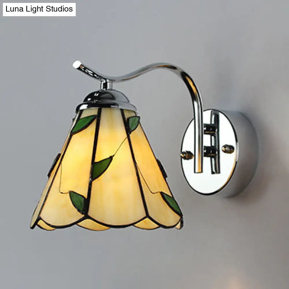 Country Stained Glass Wall Lamp: Scalloped Edged 1 Light White/Beige Bedside Fixture