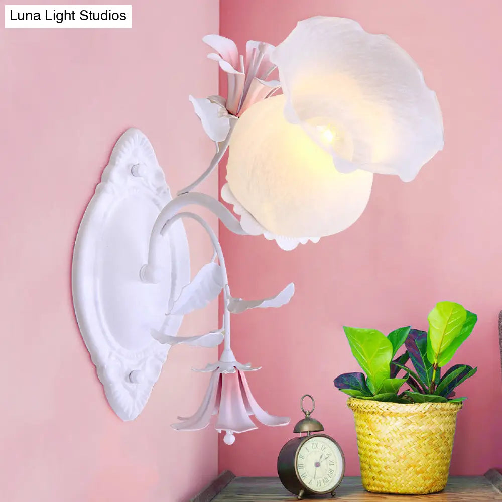 Floral Wall Sconce: Pastoral-Style Light For Living Room White Metal 1-Light