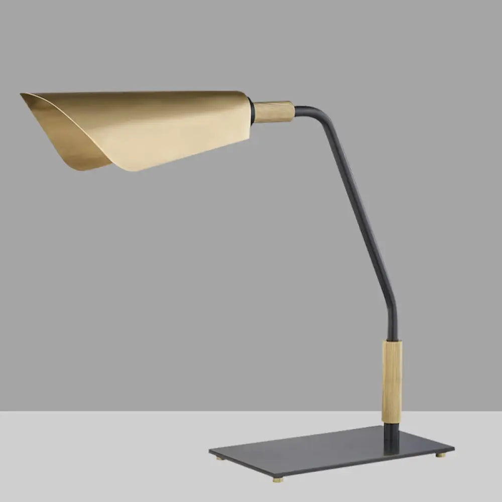 Fum Al Samakah - Gold Table Lamp