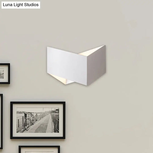 Geometric Led Wall Sconce In White/Black For Modern Stairways