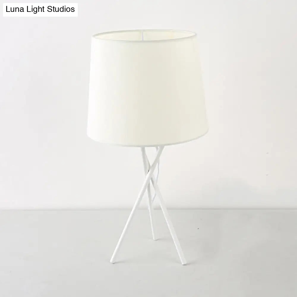 Minimalist Drum Fabric Night Light: Black/White Table Lamp With Cross-Legged Design