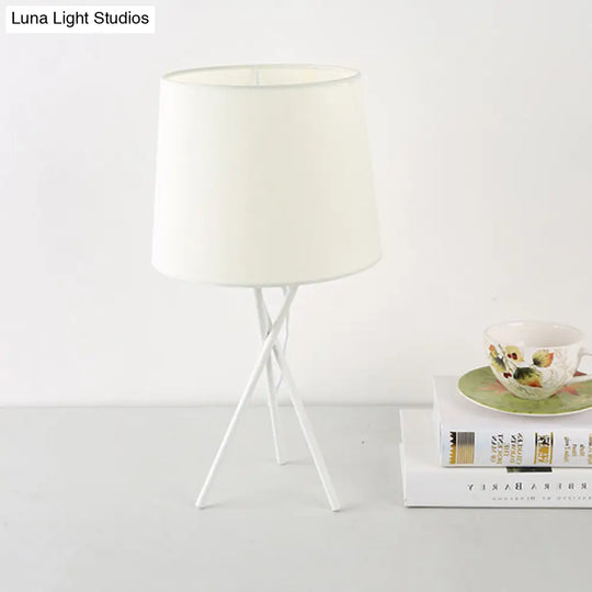 Minimalist Drum Fabric Night Light: Black/White Table Lamp With Cross-Legged Design