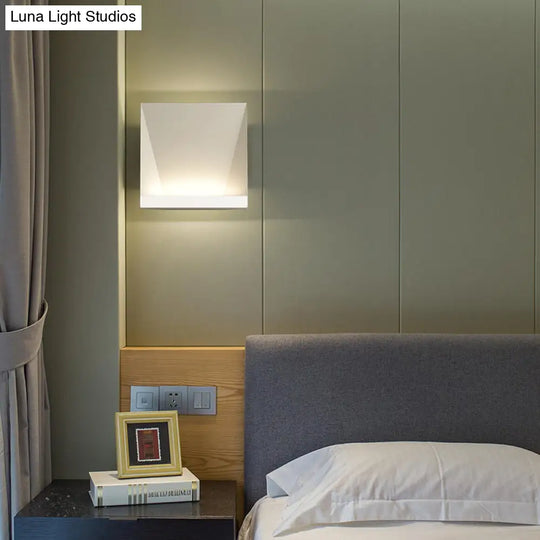 Minimalist Geometric Metal Led Wall Sconce In Warm/White Lighting For Bedroom