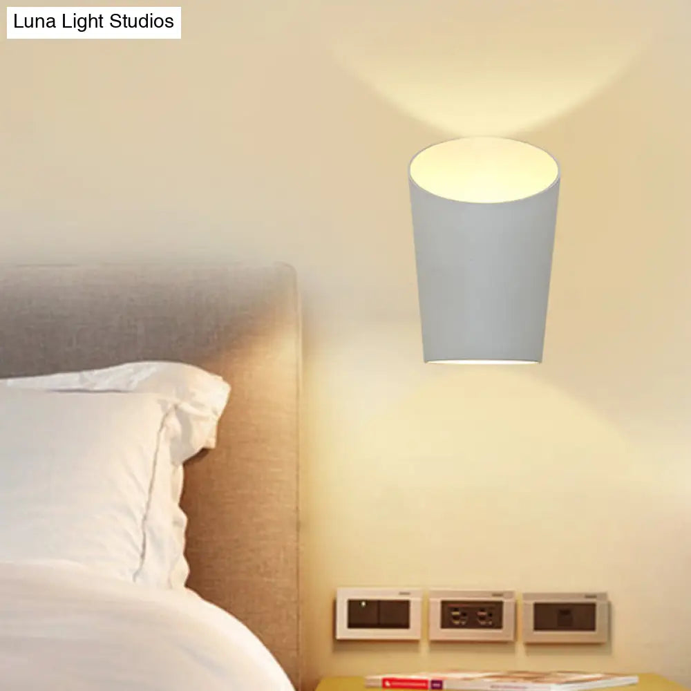 Minimalist White Metal Wall Lamp With Integrated Led For Bedroom - Warm/White Lighting