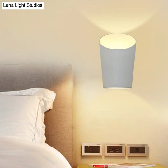 Minimalist White Metal Wall Lamp With Integrated Led For Bedroom - Warm/White Lighting