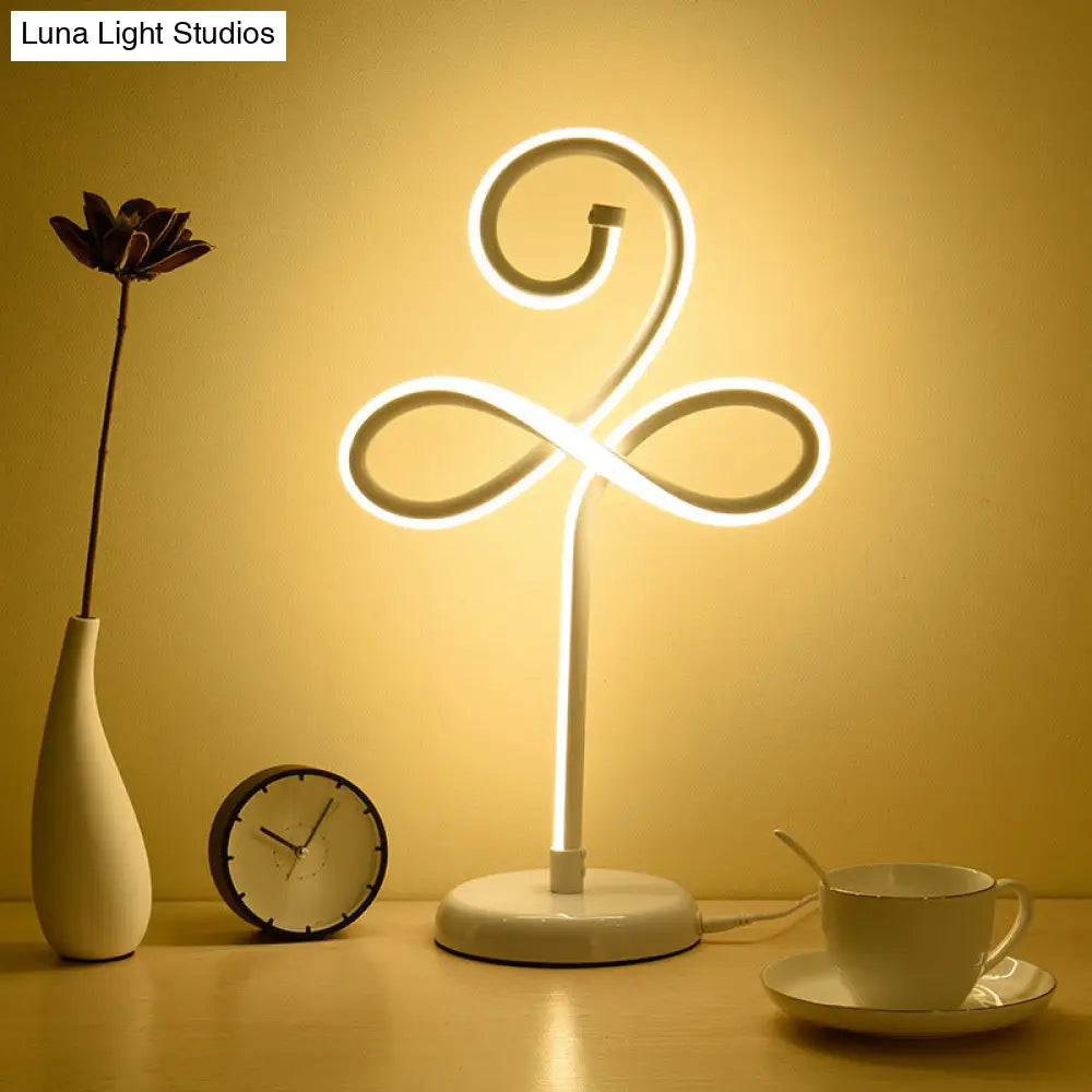 Minimalistic Led Task Lamp - Metallic Clover Design In White Ideal For Bedroom Lighting