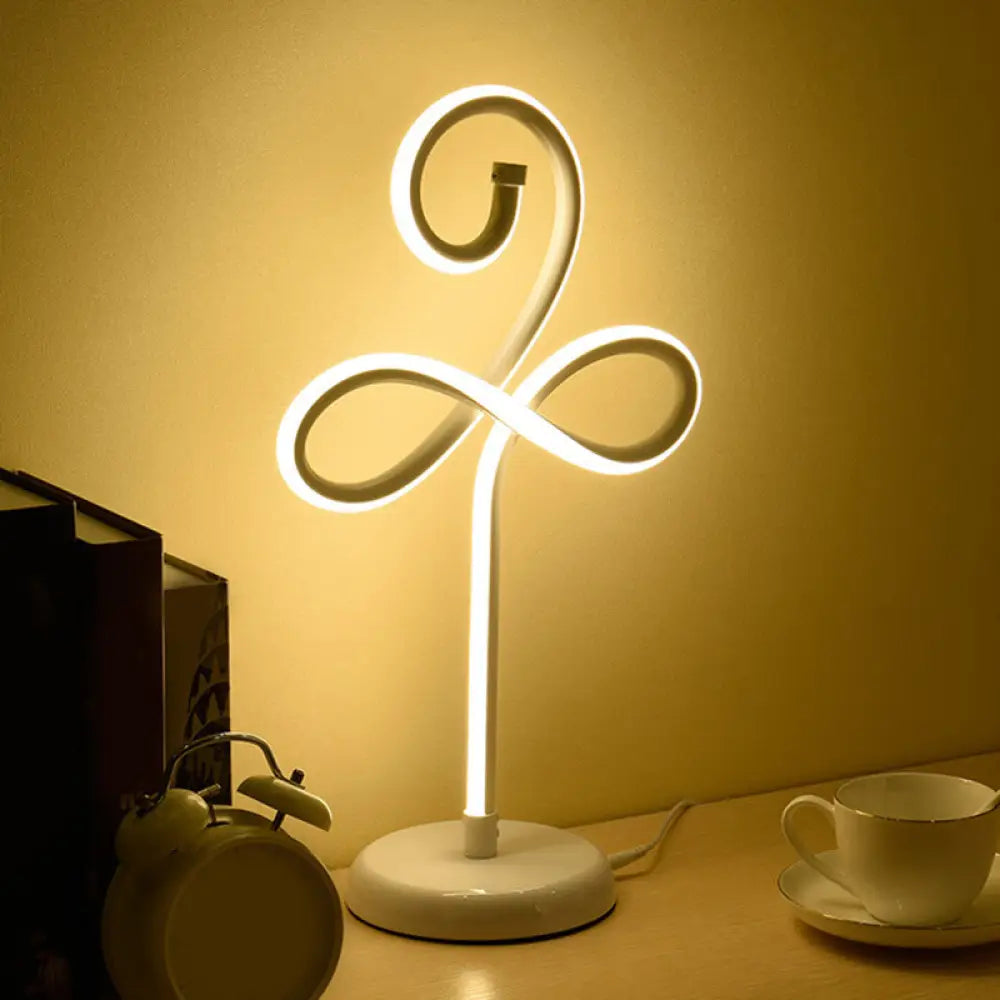 Minimalistic Led Task Lamp - Metallic Clover Design In White Ideal For Bedroom Lighting