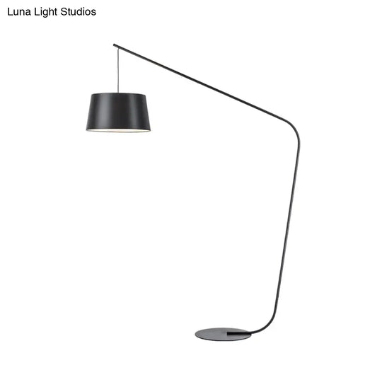 Modern Black Metal Floor Lamp With Unique Linear Capsule Arch Design For Living Room