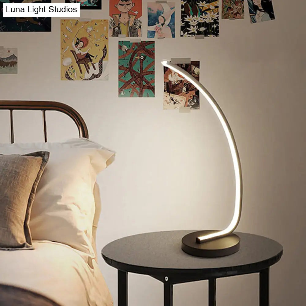 Modern Metal Led Bedroom Reading Light In Black/White