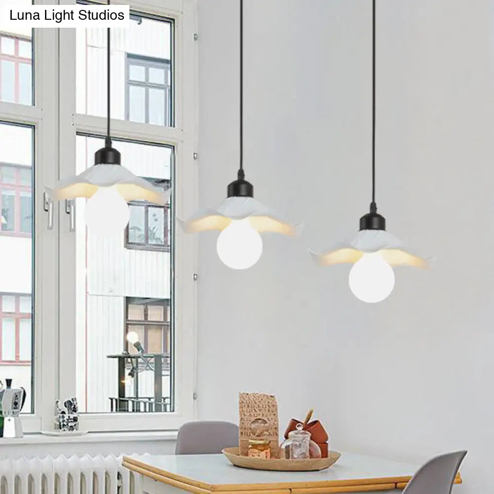 Modern 3-Head Pendant Light With Ruffled Edge In White Metallic Finish - Linear/Round Canopy