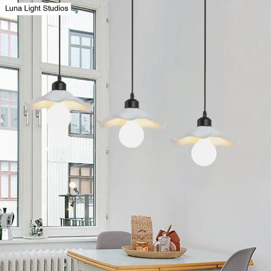 Modern 3-Head Pendant Light With Ruffled Edge In White Metallic Finish - Linear/Round Canopy