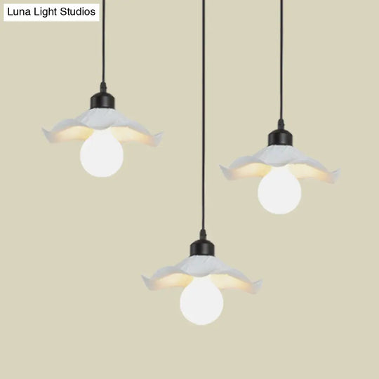 Modern 3-Head Pendant Light With Ruffled Edge In White Metallic Finish - Linear/Round Canopy