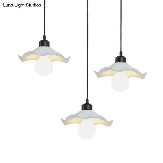 Modern 3-Head Pendant Light With Ruffled Edge In White Metallic Finish - Linear/Round Canopy