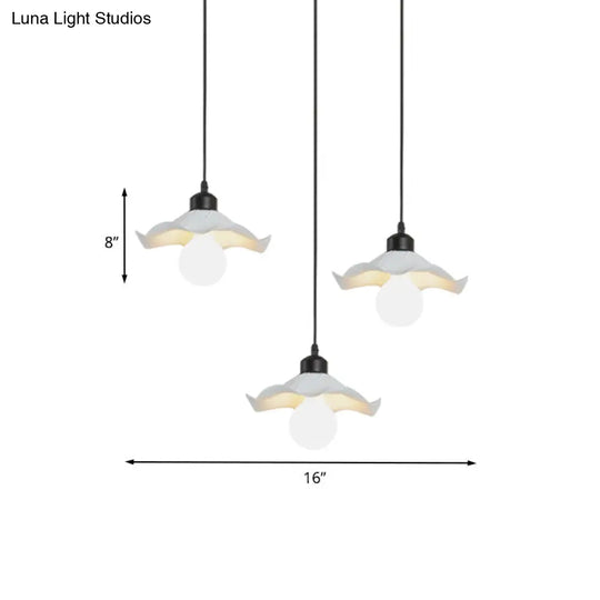 Modern 3-Head Pendant Light With Ruffled Edge In White Metallic Finish - Linear/Round Canopy