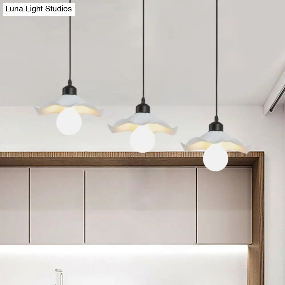 Modern 3-Head Pendant Light With Ruffled Edge In White Metallic Finish - Linear/Round Canopy