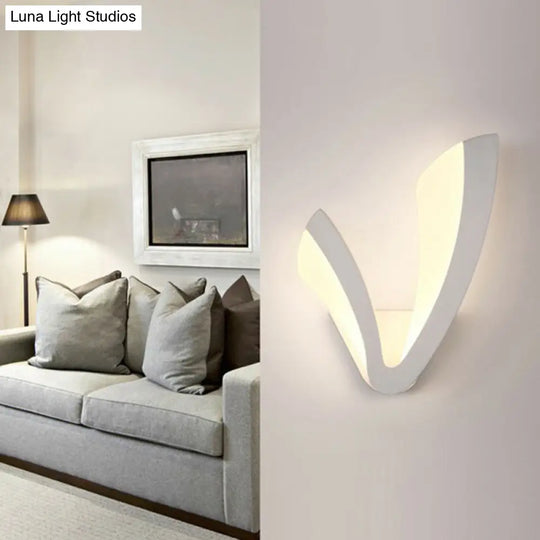 Sleek Led Wall Sconce In White - Perfect For Bedside Mounting