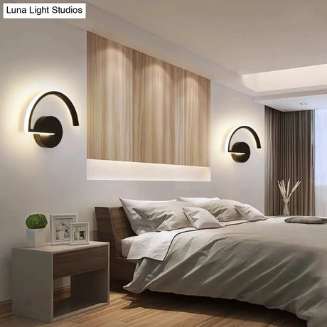 Sleek Metal Led Wall Sconce For Minimalistic Bedroom Lighting