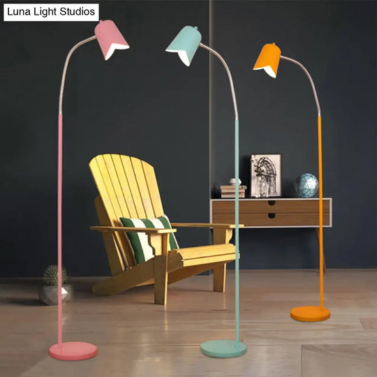 Sleek Nordic Metal Floor Lamp With Gooseneck - Perfect For Office Use