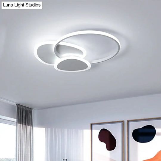Stylish Flaky Triangle Ceiling Light: Modern Acrylic Led Flush Mount Lamp (16’/18’ W) In