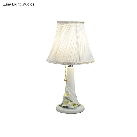 White Fabric Nightstand Lamp: 1 Head Bell Night Light With Calla Lily Resin Base & Pull Chain